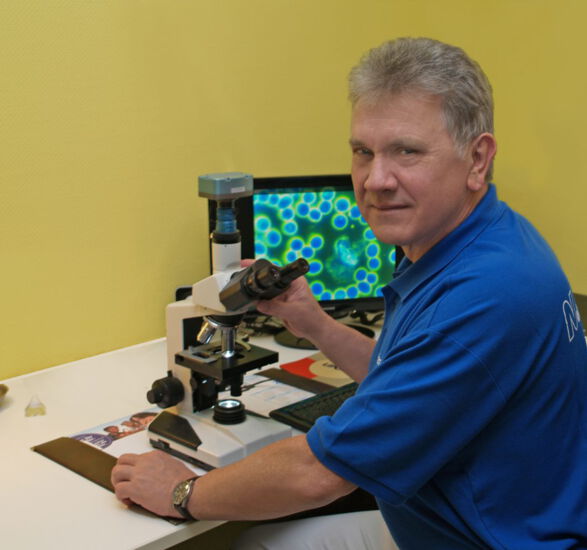 Jürgen Hesler bei der Dunkelfeldmikroskopie